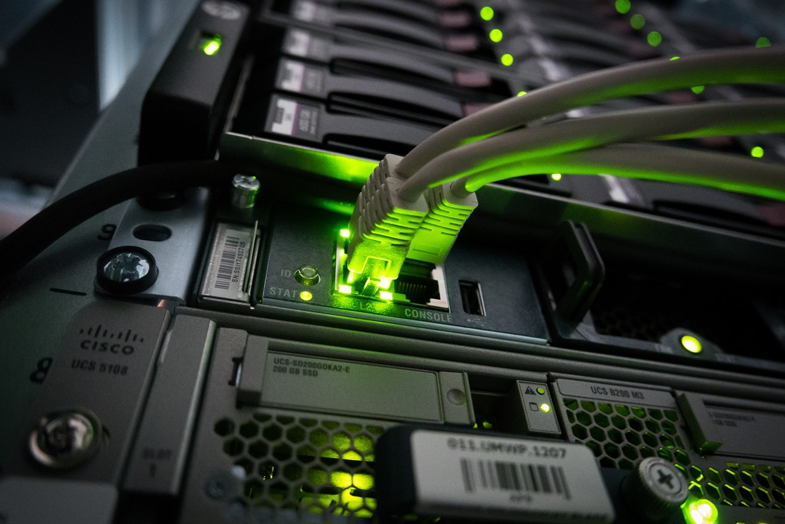 Kable wpięte w urządzenia komputerowe