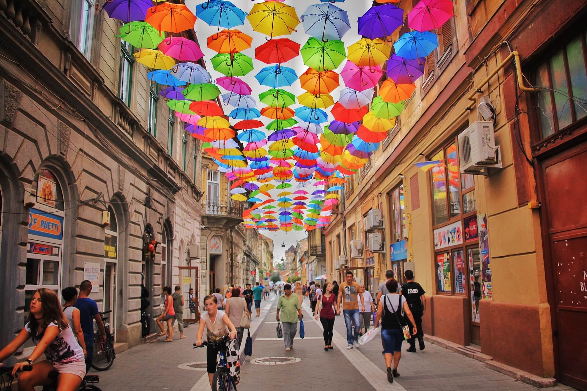Kolorowe parasolki zawieszone nad ulicą