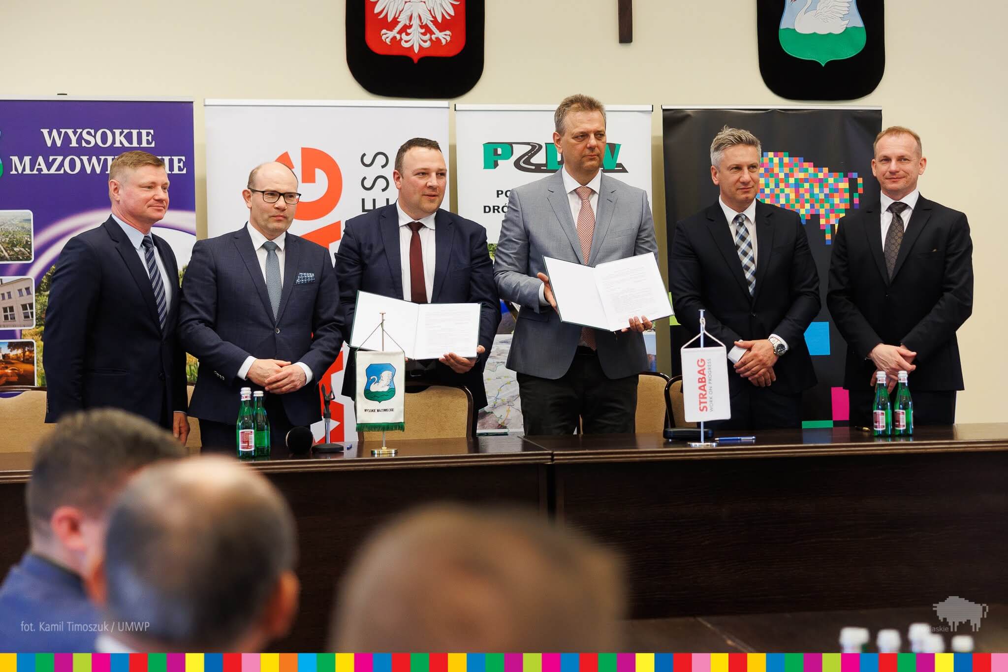 Sygnatariusze umowy na budowę drogi pozują do zdjęcia
